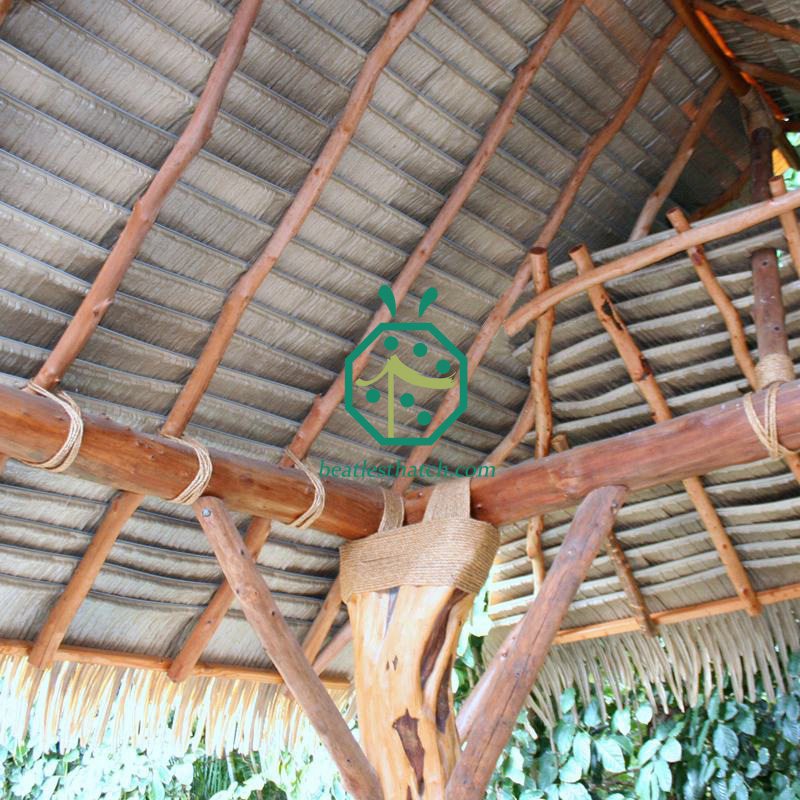 Vista interna del tetto di paglia di palma artificiale