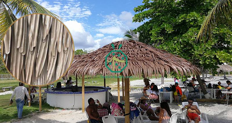 Applicazione di finto tetto di paglia in foglia di palma per vari parchi commerciali, giardini, ristoranti tiki paesaggistici, ombrelloni