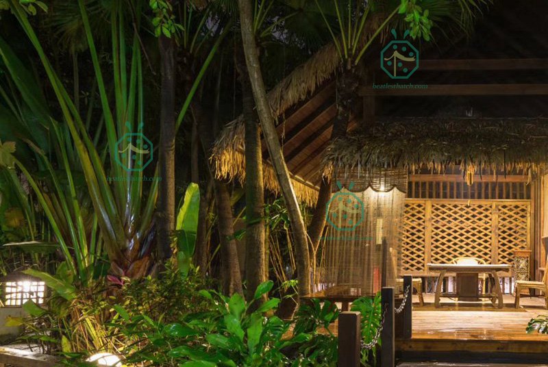 Falsi materiali di copertura in paglia di Bali per la costruzione di ristrutturazione del tetto di una capanna sulla spiaggia dell'oceano