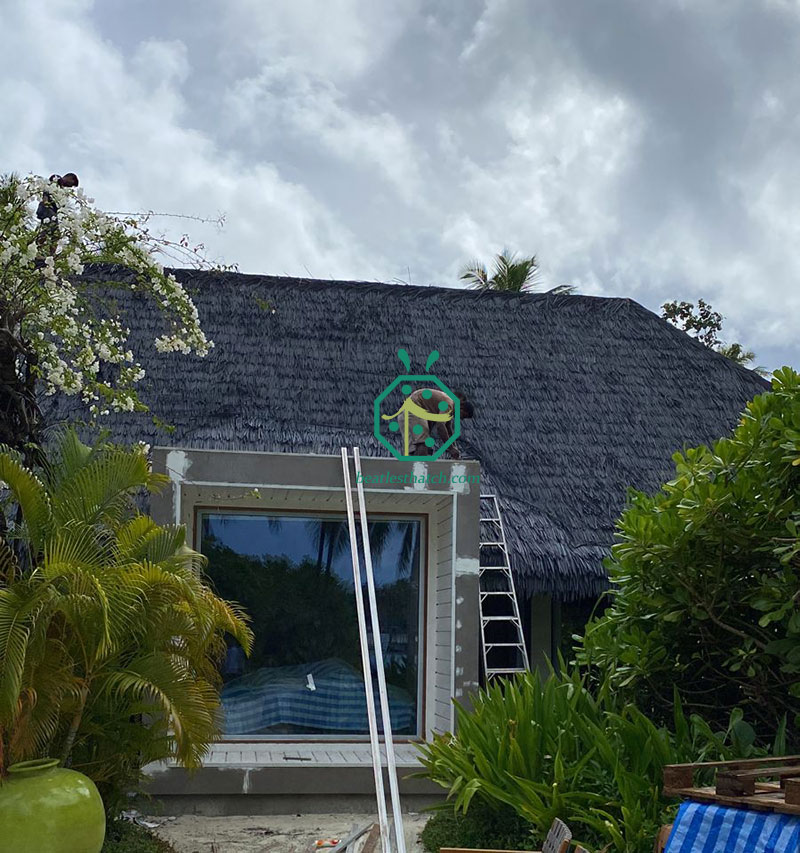 Costruzione del tetto in paglia kajan in plastica nel Maldives Resort Hotel