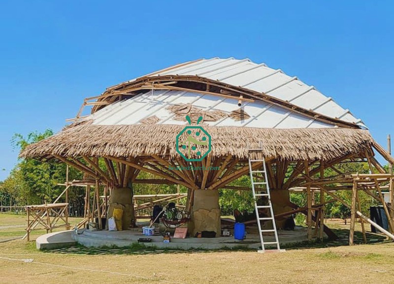 Costruzione del tetto di una capanna Nipa Patio utilizzando tegole sintetiche Nipa