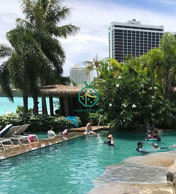 Tetto di paglia artificiale del parco sul lungomare a Guam