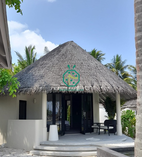 Villa modello in paglia sintetica Cadjan con tetto in paglia sintetica del resort sulla spiaggia delle Maldive