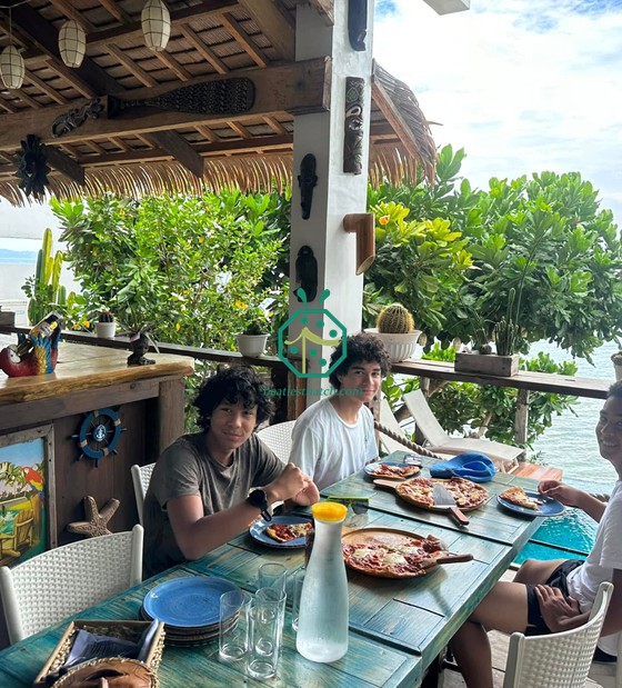 Tetto in finte foglie di palma per Puerto Galera nell'isola di Mindoro