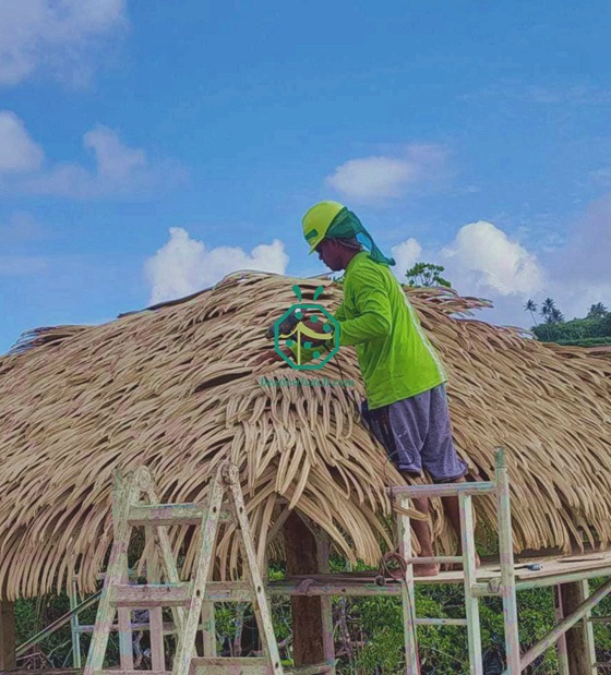 Materiali per tetti in paglia di foglie di palma in plastica utilizzati per progetti alberghieri nelle Fiji
        