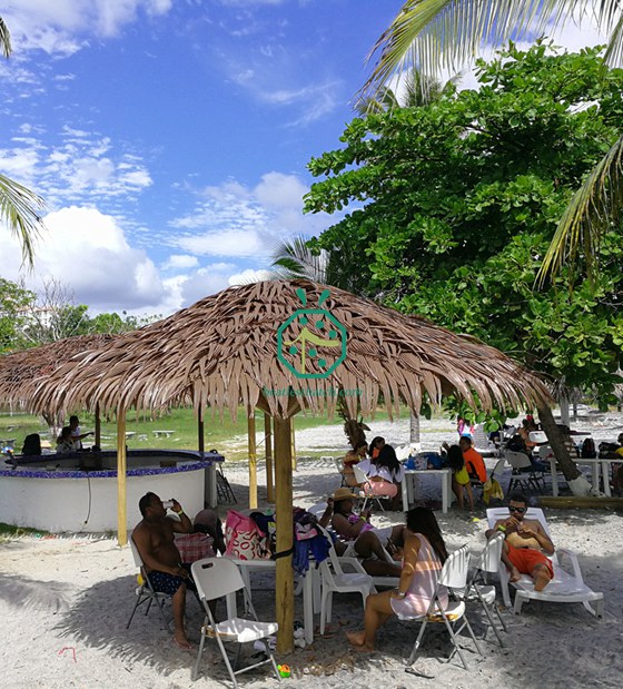 Area di sosta turistica del parco divertimenti di Panama con ombrelloni in paglia di palma sintetica