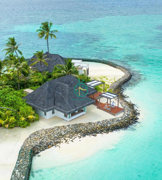 7.500 metri quadrati di tetto in paglia Kajan artificiale forniti al rinomato resort delle Maldive