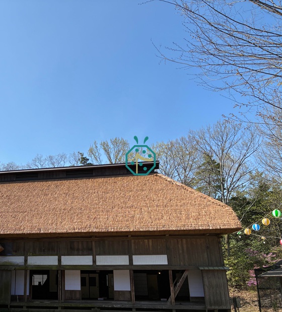 Copertura in paglia sintetica per il progetto Nagoya Little World.